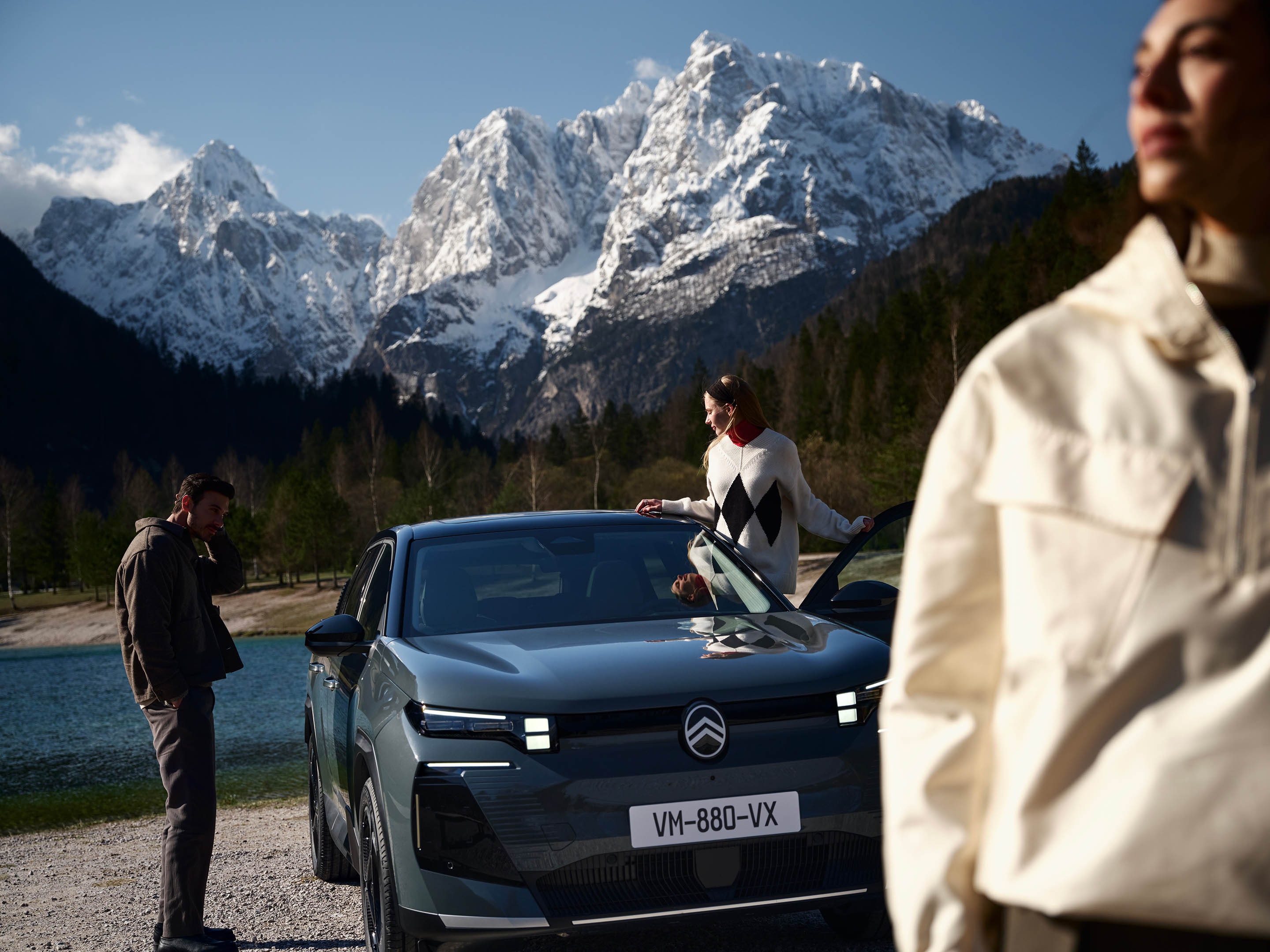 Vue face d’ë-C5 Aircross avec design SUV expressif, une signature LED, l’efficacité, la sécurité et une identité premium.