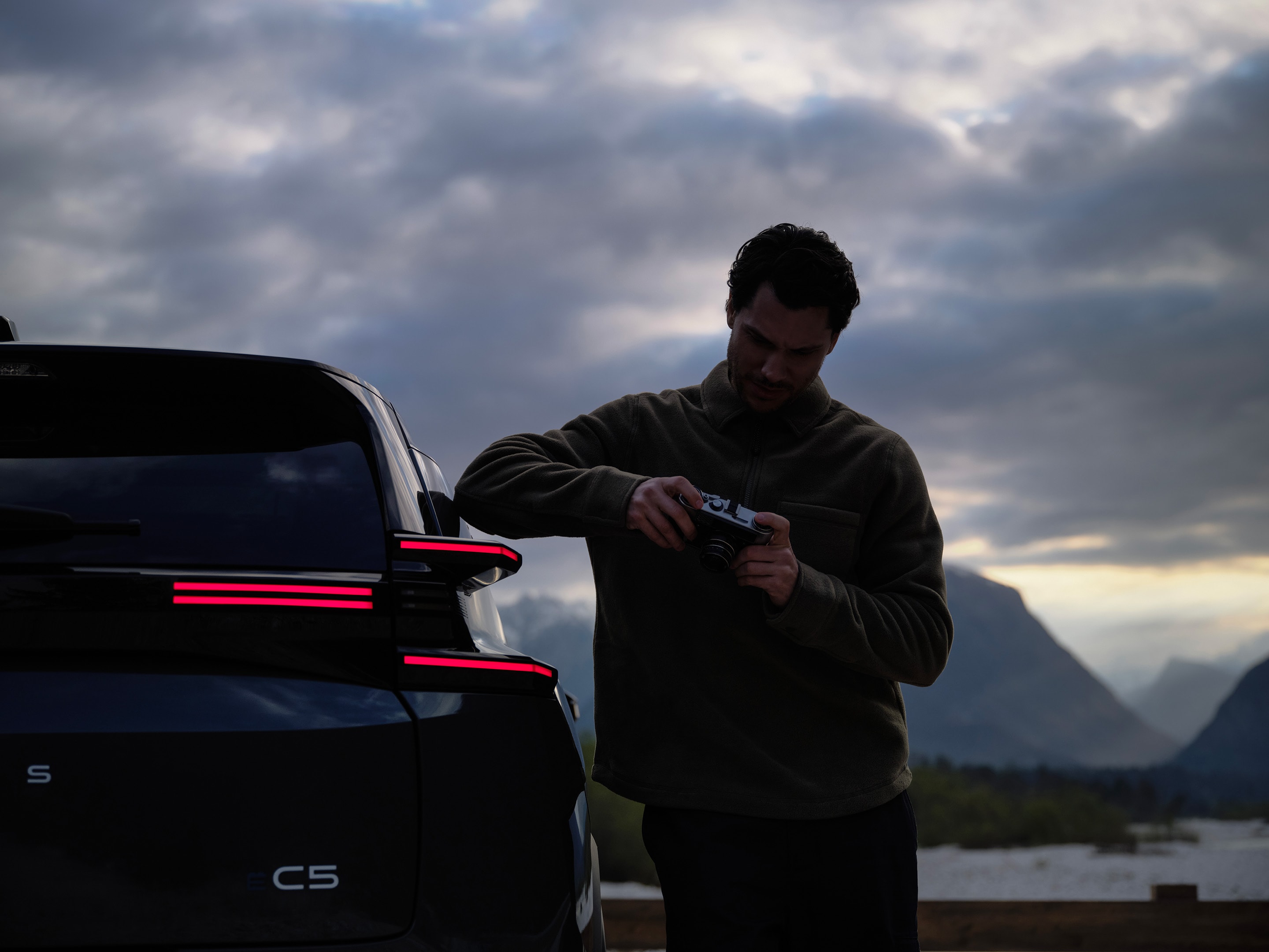 Vue arrière détaillée de ë-C5 Aircross, avec signature LED, surfaces sculptées, sécurité
