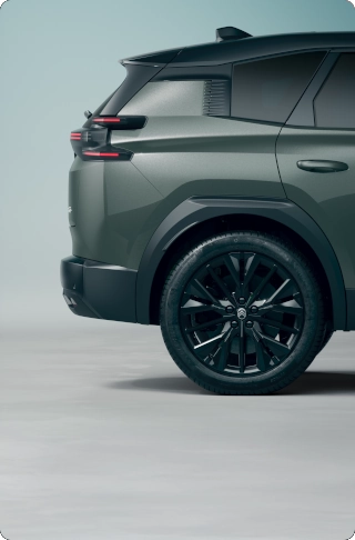 Vue arrière trois quarts de la ë-C5 Aircross mettant en valeur son design aérodynamique audacieux, son efficience, sa sécurité et son style extérieur haut de gamme.