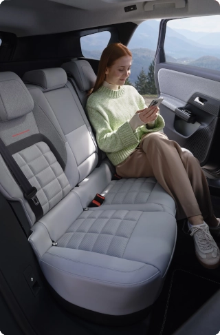 Vue intérieure arrière de la ë-C5 Aircross mettant en avant l’habitabilité XL, le confort, le bien-être et le design haut de gamme des sièges.