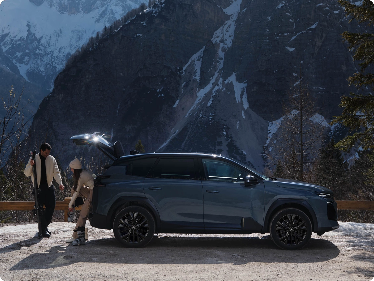Vue avant trois quarts de la ë-C5 Aircross en vert Astoria mettant en avant son design, son efficience et la disponibilité immédiate en stock.