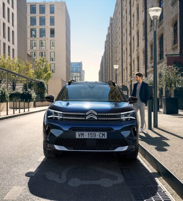 Citroën C5 Aircross Hybrid ricaricabile parcheggiato in città