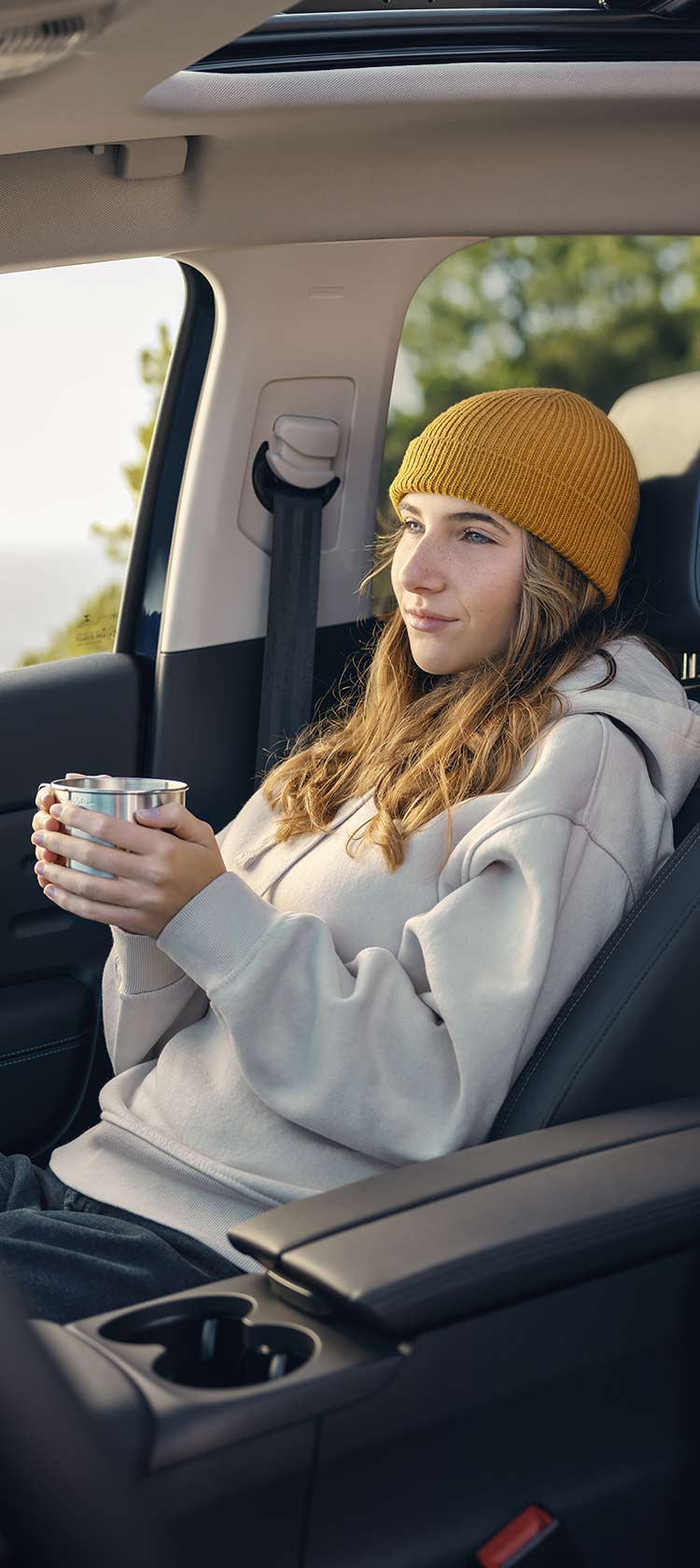 دختر جوانی که در جلوی Aircross Citroën C5 نشسته است