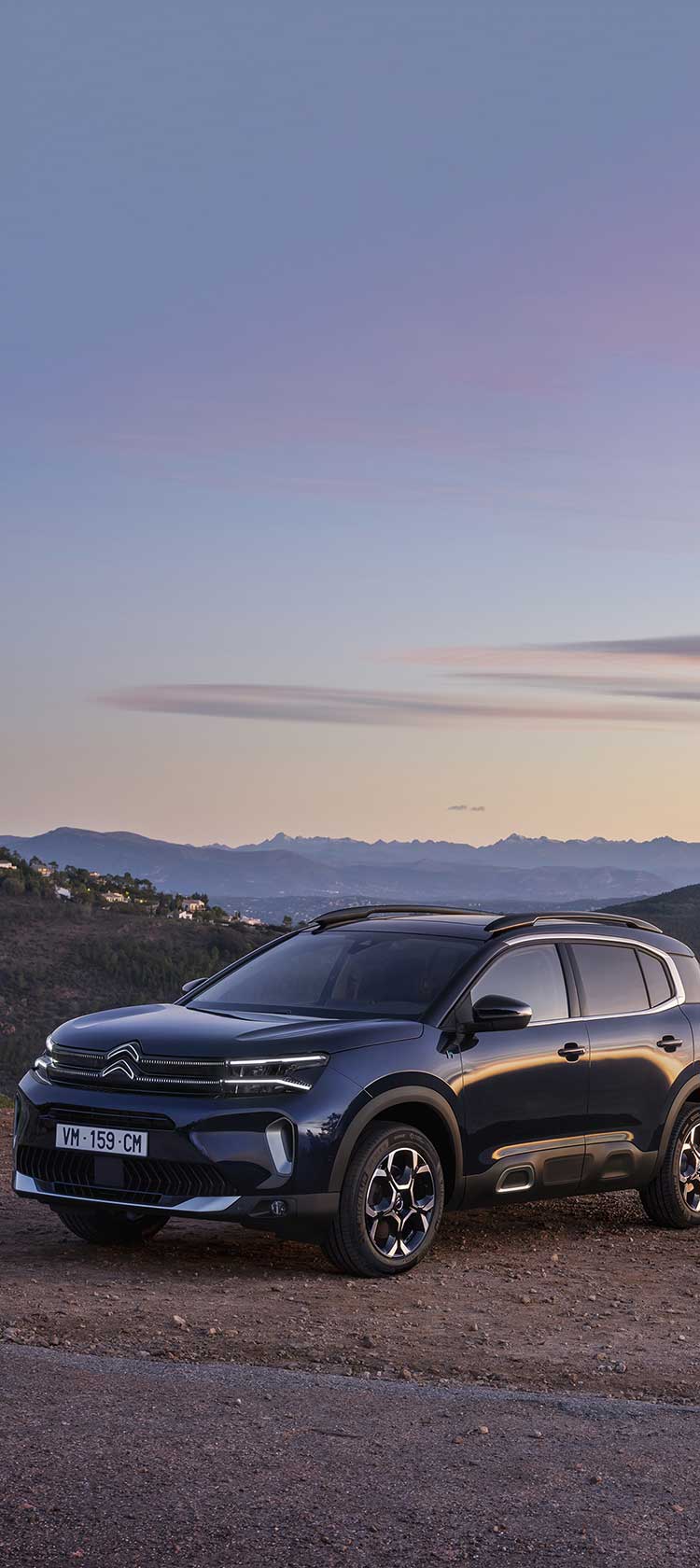 Новый C5 Aircross Bleu на вершине холма