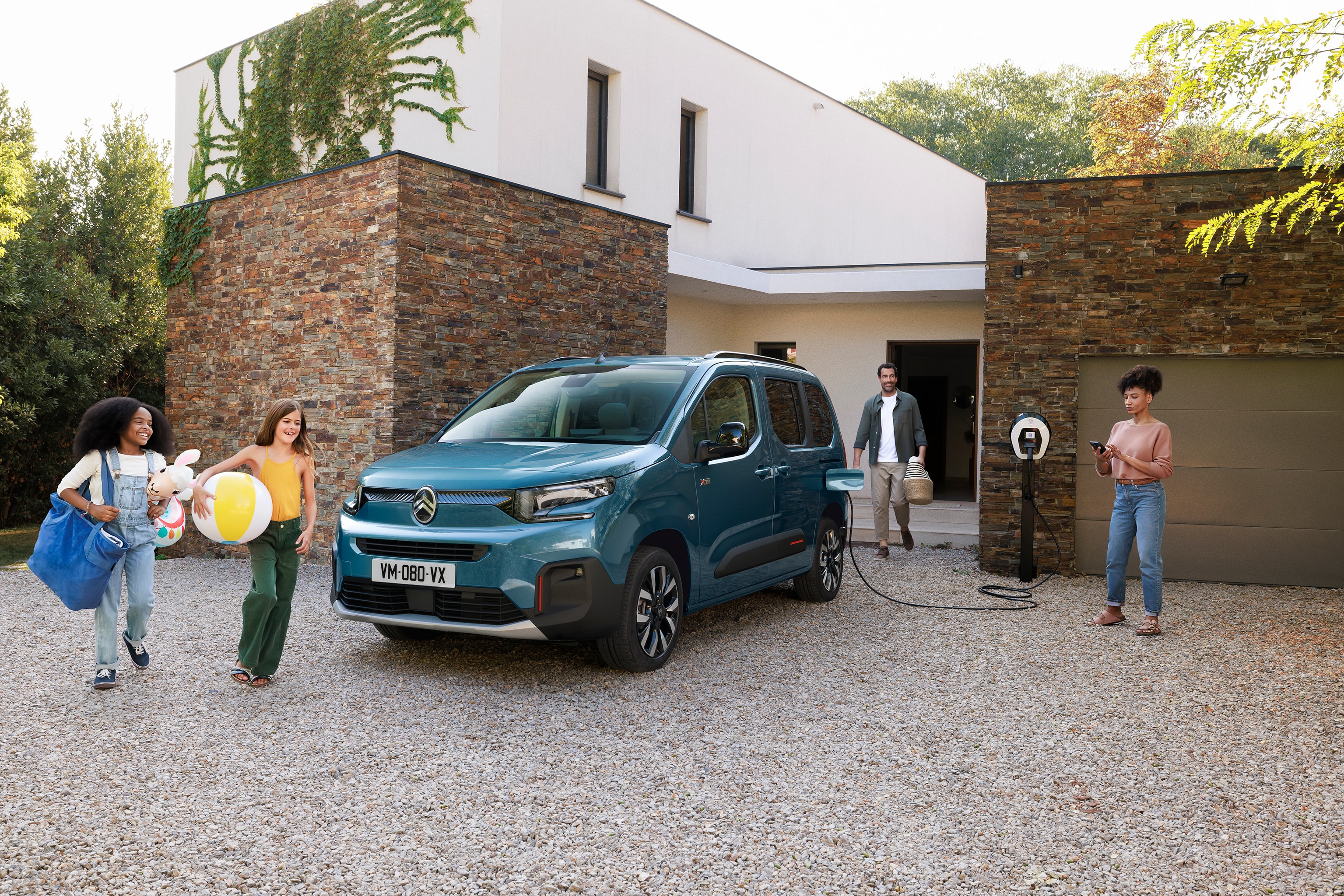 Vue face aux trois quarts de ë-Berlingo, avec la recharge élec., le confort et la sécurité pour une utilisation familiale e