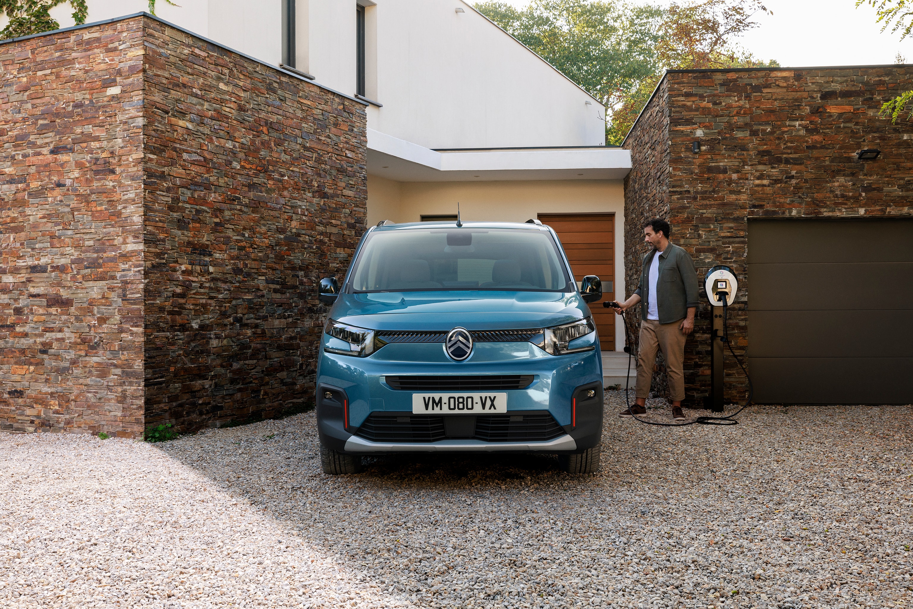 Vue face de ë-Berlingo avec la recharge élec. à domicile, sécurité, l'efficacité et techno pour une utilisation familiale