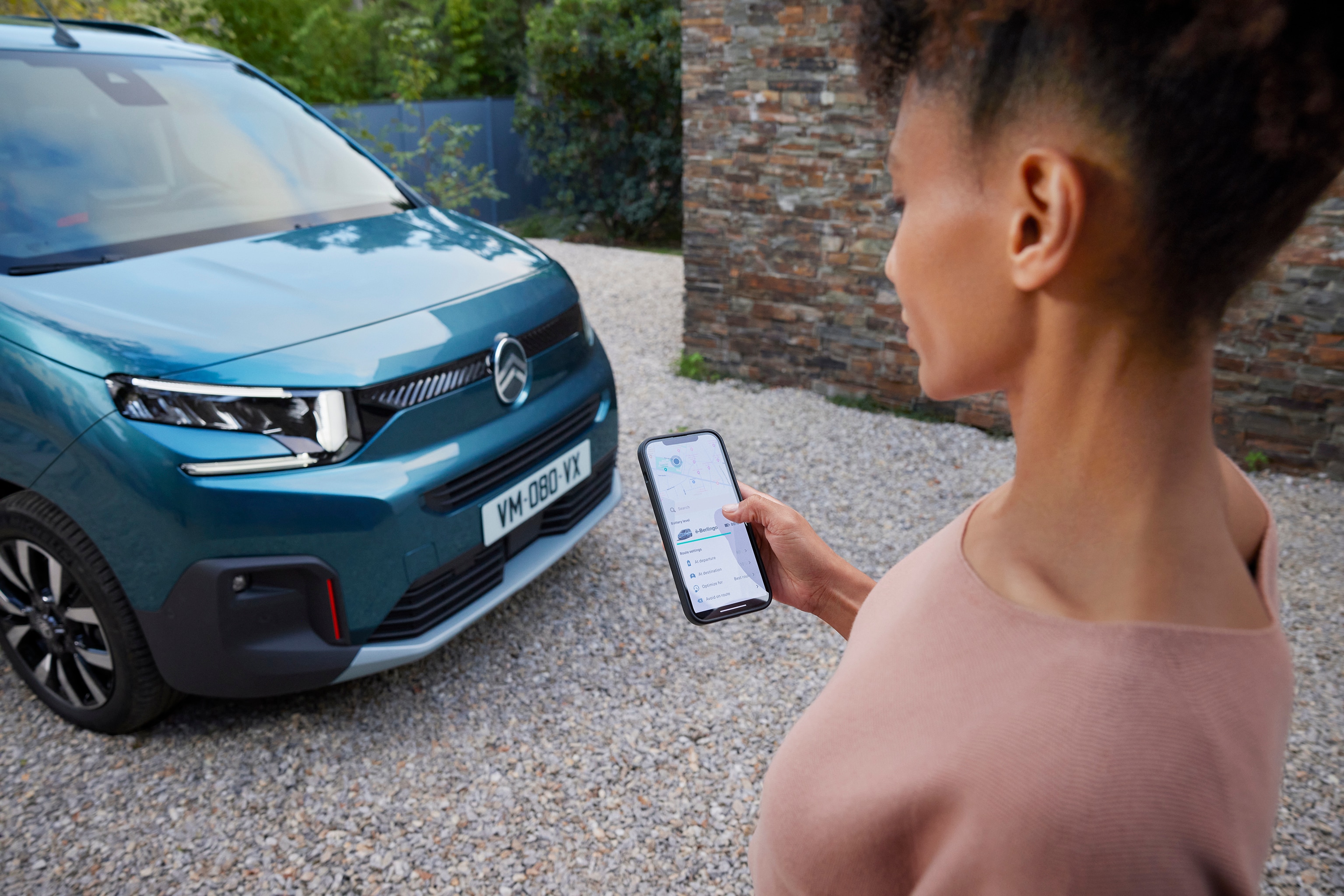 Vue détaillée de ë-Berlingo avec le contrôle connecté de la recharge, la technologie