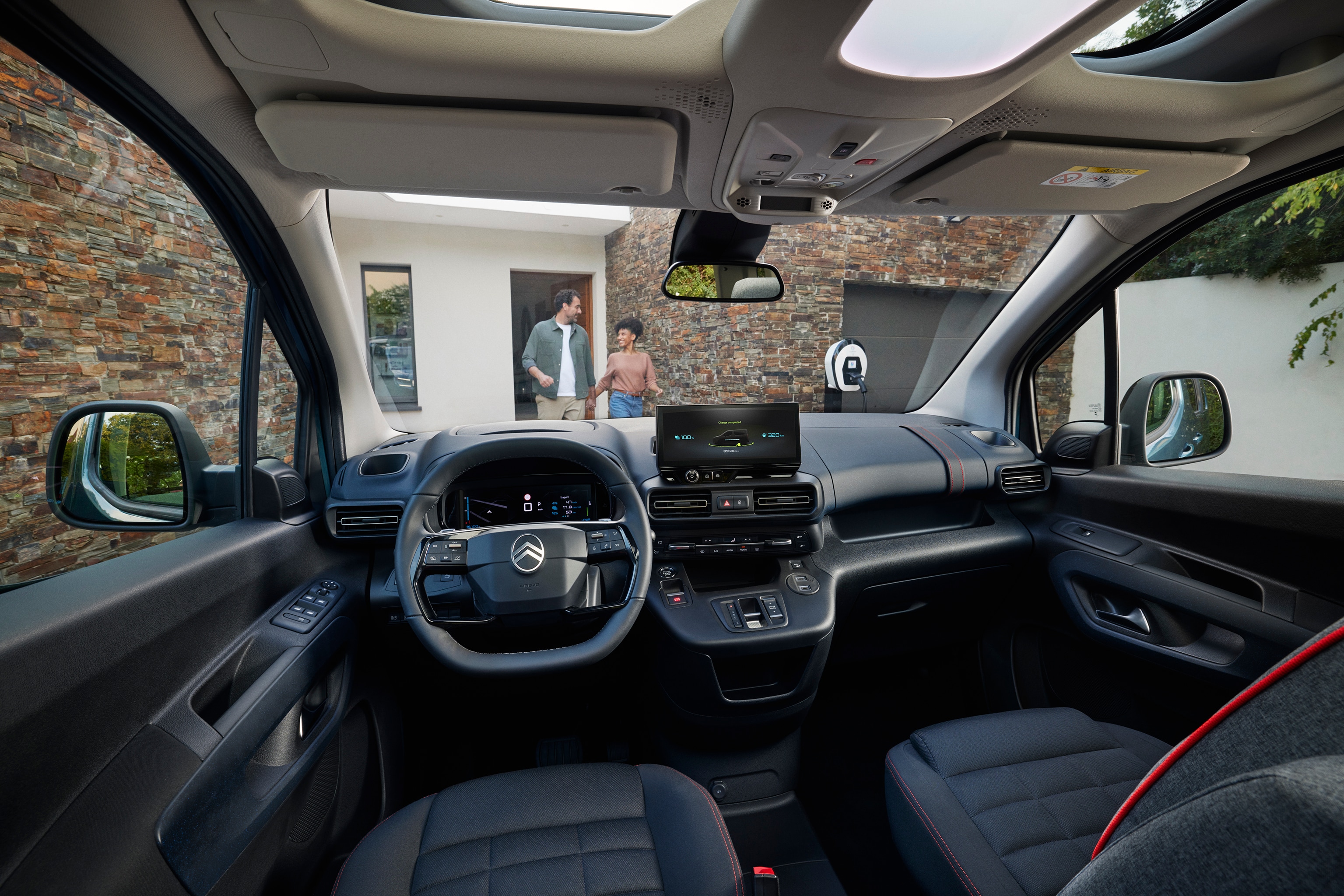 Vue intérieure avant de ë-Berlingo avec le toit panoramique, confort, l'espace, la connectivité et une expérience de conduite