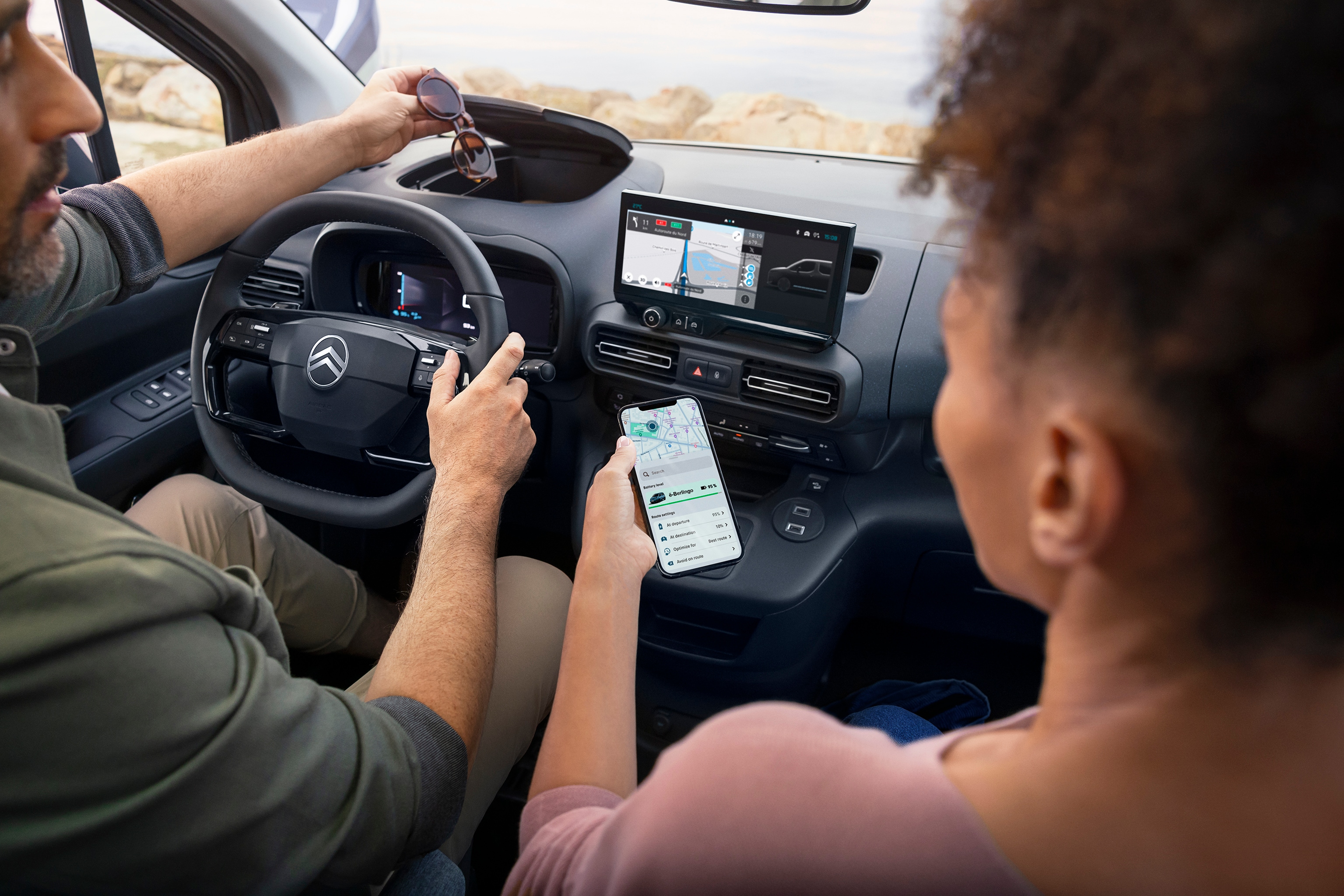 Vue intérieure avant de ë-Berlingo avec les services connectés, l'intégration des smartphones et techno conduite fluide