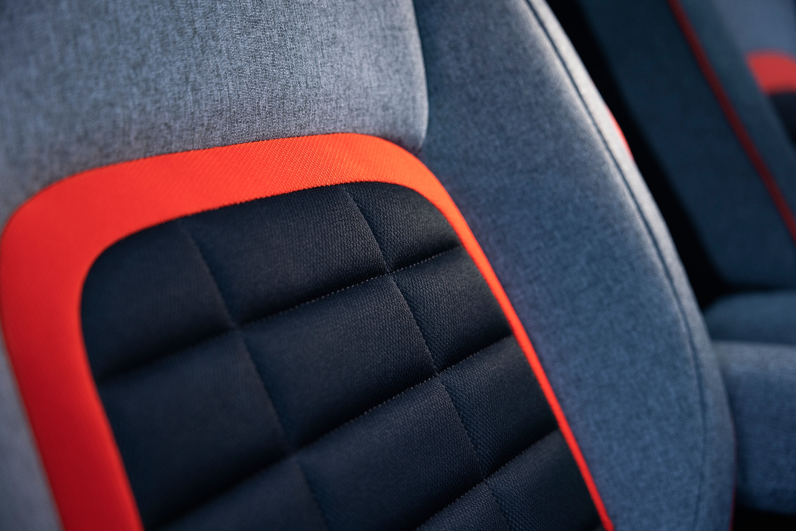 Vue détaillée des sièges de ë-Berlingo avec le revêtement Advanced Comfort, le maintien, design et confort à bord amélioré