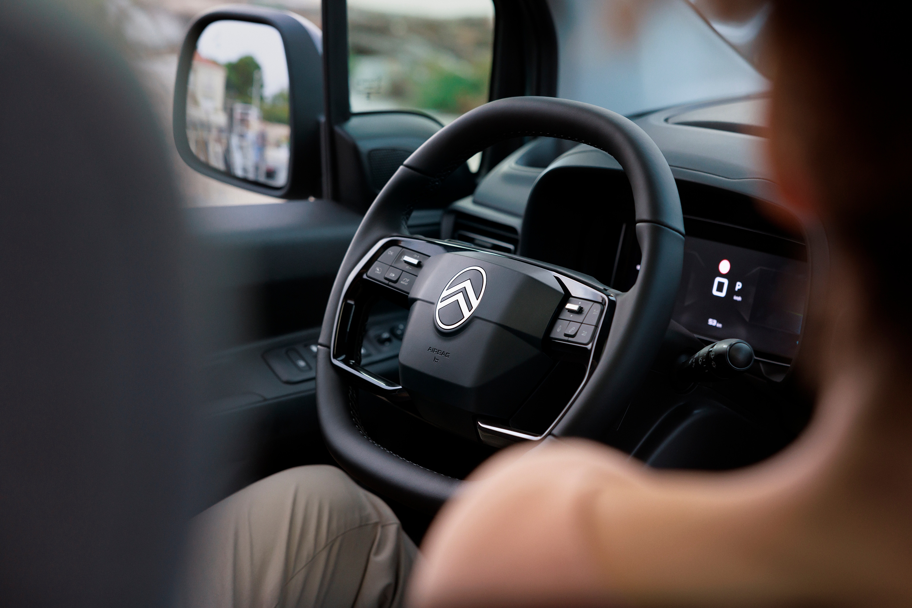 Vue du poste de conduite de ë-Berlingo avec le volant ergonomique, confort, sécurité