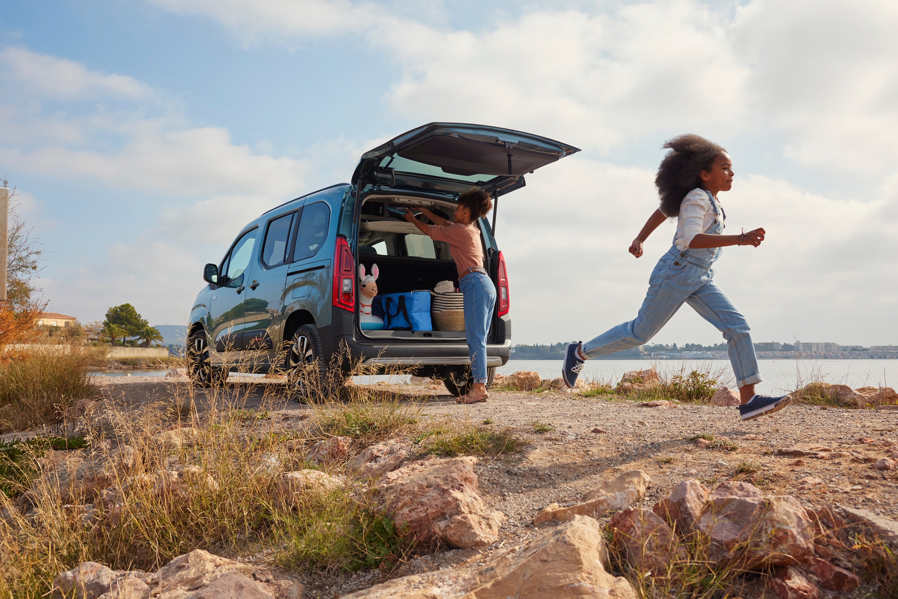 Vue 3/4 arrière de ë-Berlingo avec le grand accès au coffre, la praticité, sécurité