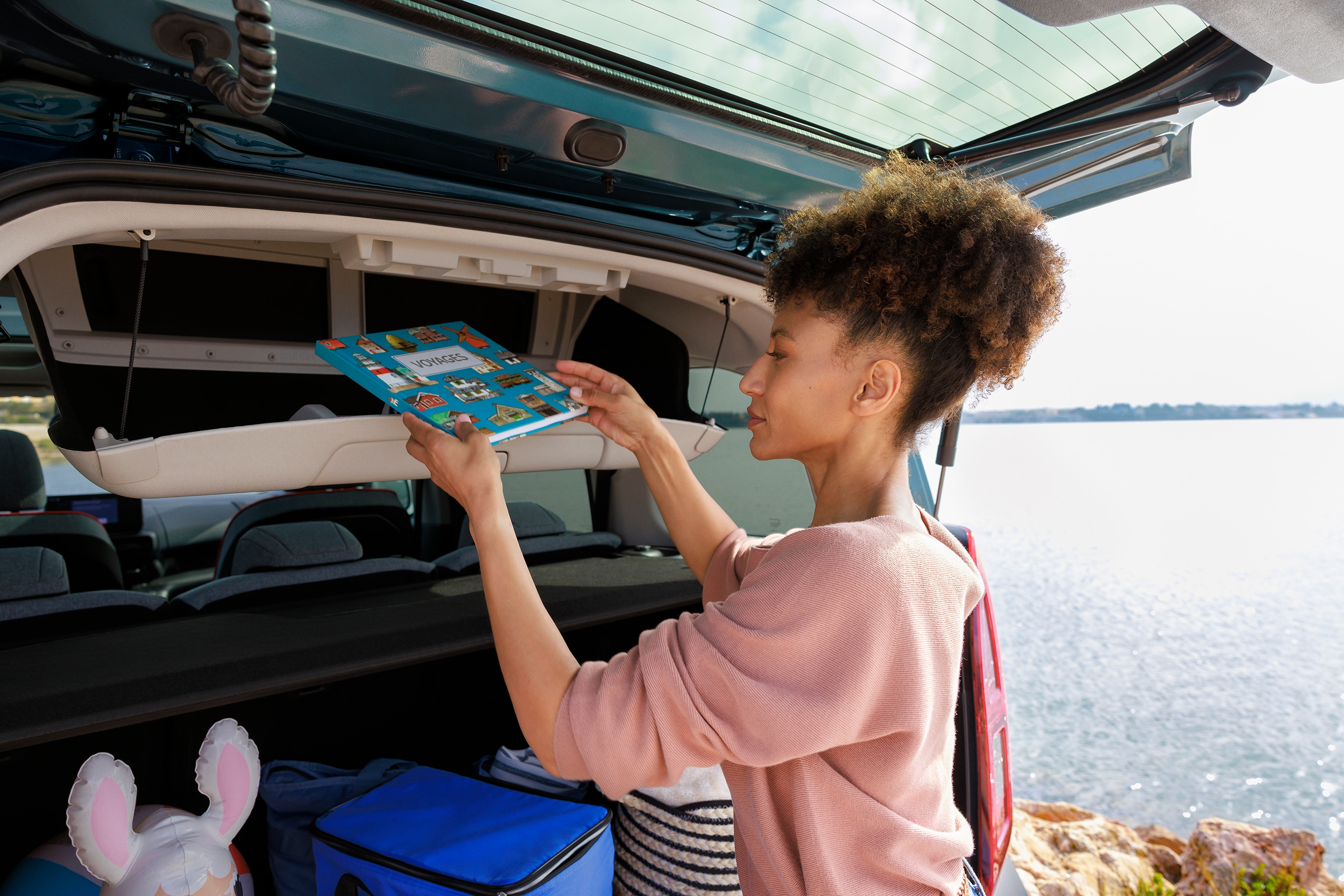 Vue arrière de l'habitacle de ë-Berlingo avec l'accès pratique au coffre, confort, la sécurité et l'organisation familiale