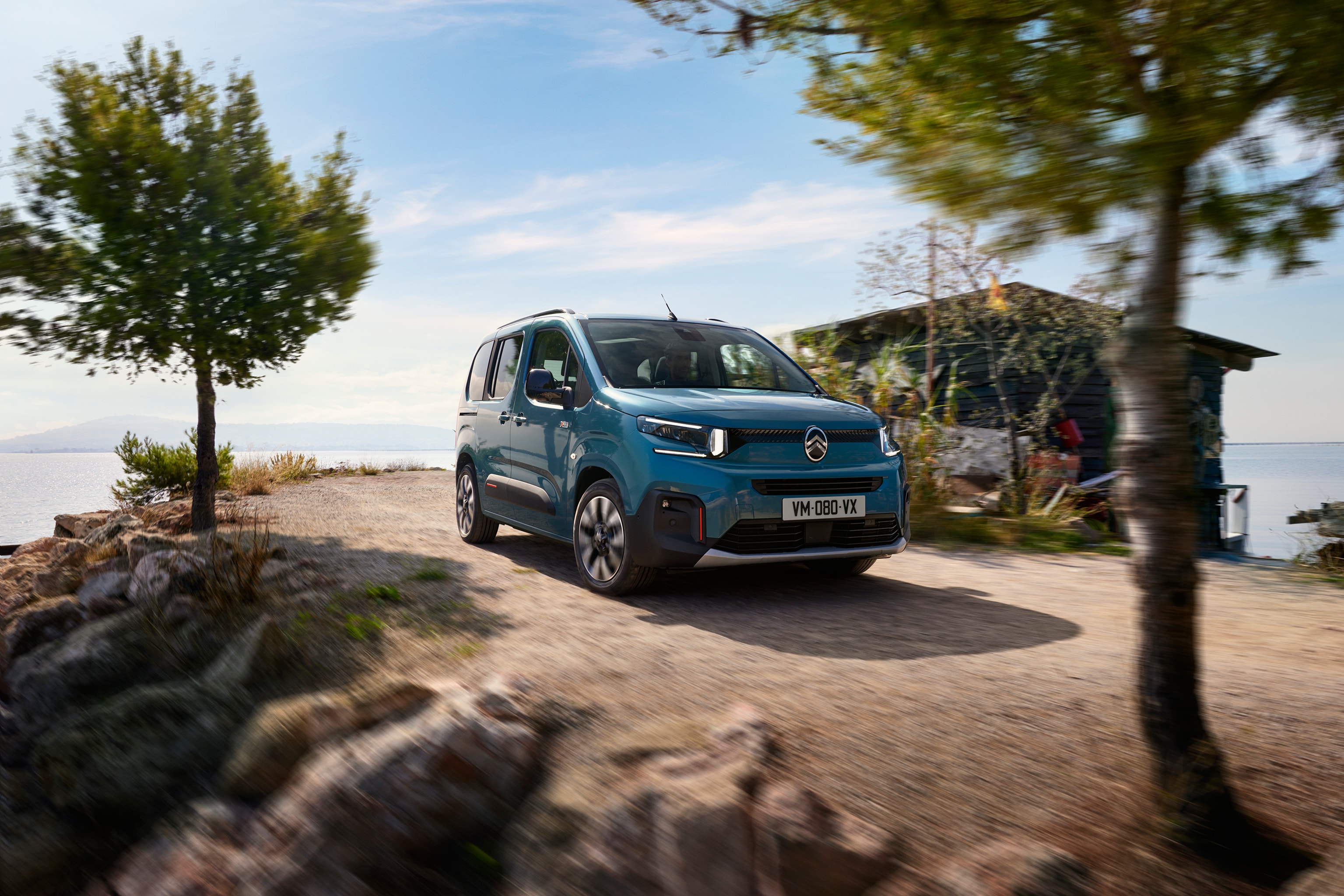 Vue 3/4 avant de ë-Berlingo bleu Kiama, avec son design moderne et attrayant, son efficacité et sa sécurité