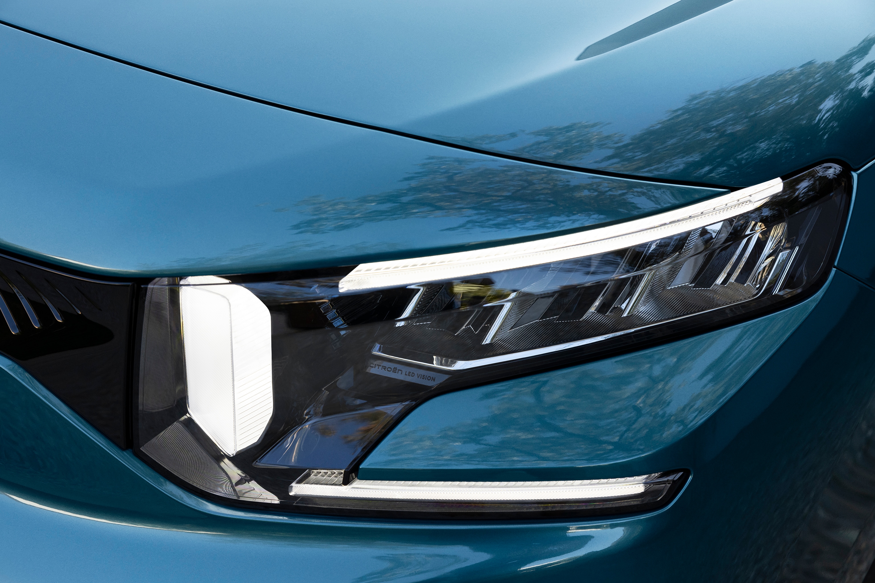 Vue détaillée des feux avant de ë-Berlingo, avec la signature LED, sécurité, la visibilité, design et un style moderne amélioré