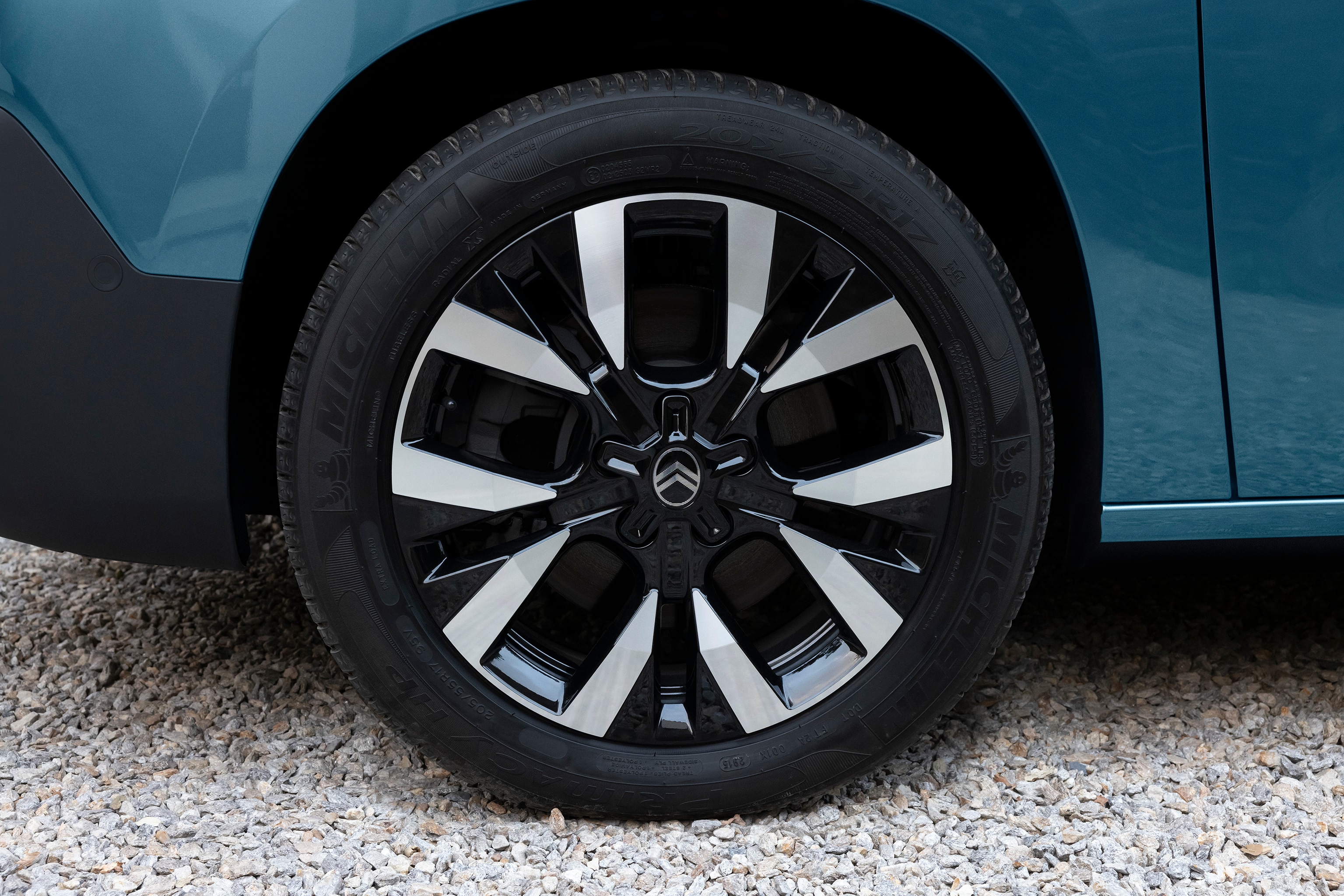 Vue détaillée des jantes de ë-Berlingo, avec design moderne des jantes en alliage, sécurité