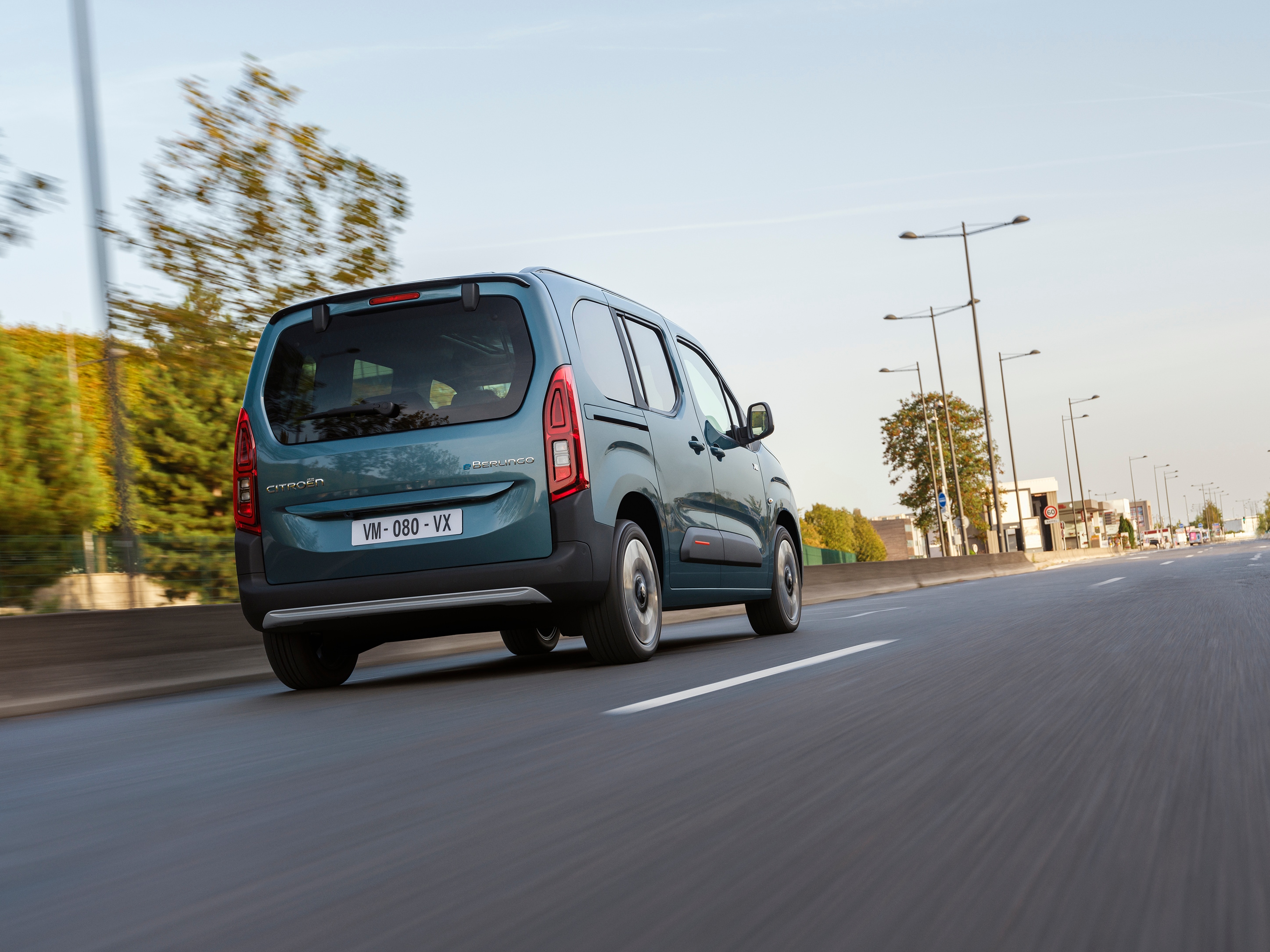Vue arrière de ë-Berlingo avec design moderne et dynamique, sécurité, l'efficacité et une présence affirmée au quotidien