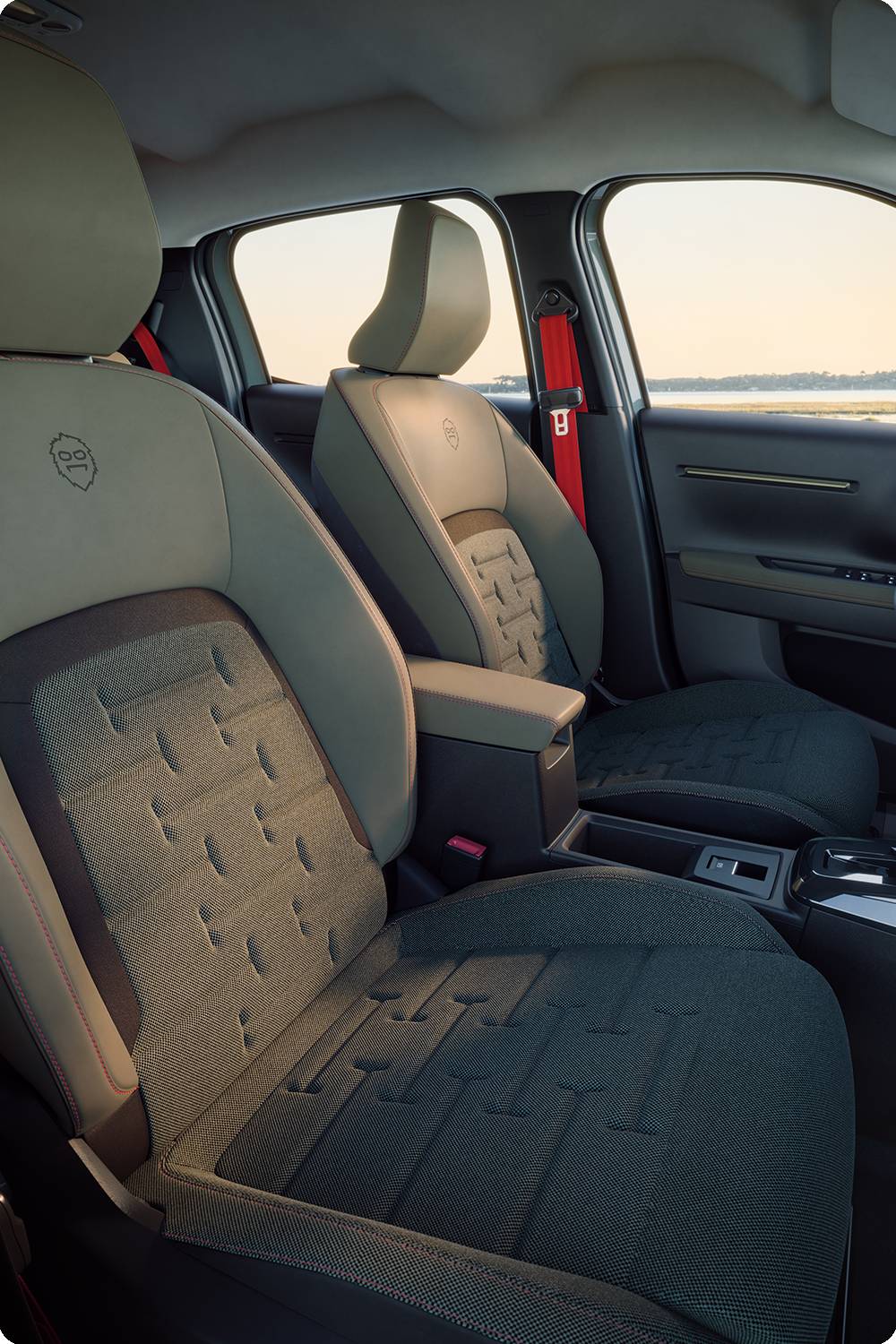 Vue intérieure avant de la Citroën C3 Outdoor mettant en valeur les sièges Advanced Comfort et un habitacle spacieux de SUV compact pour tous vos déplacements.