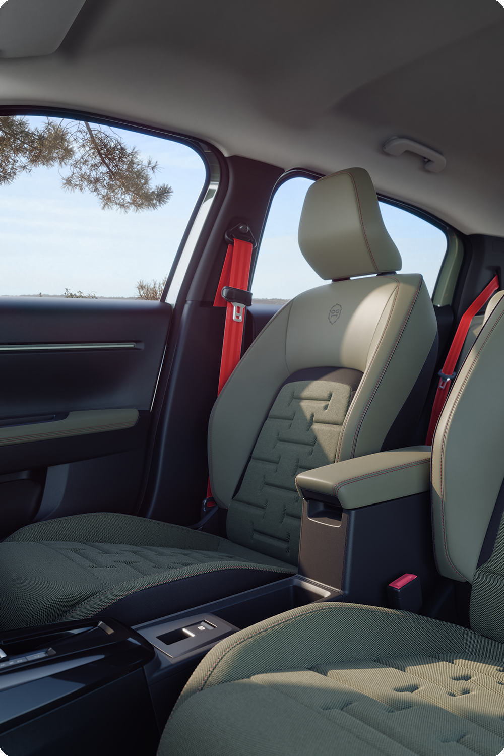 Gros plan sur les sièges arrière de la Citroën C3 Aircross Outdoor avec ceintures de sécurité rouges, mettant en avant le confort, l’habitabilité et un design rafraîchissant pour tous les passagers.