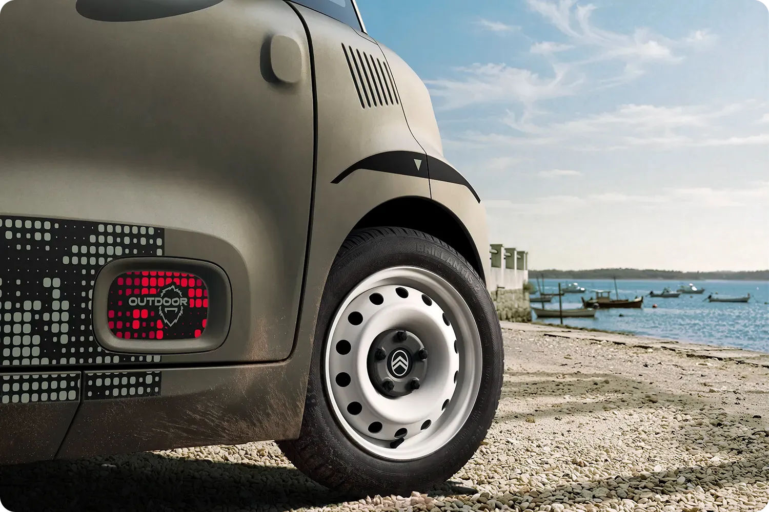 Gros plan sur l’élargisseur d’aile de la Citroën ami Outdoor, au design compact, électrique et accessible, avec un style innovant pour les aventures en bord de mer.