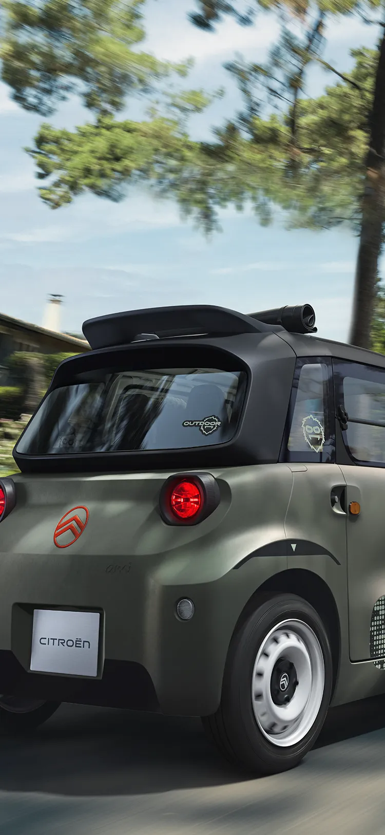 Vue arrière trois quarts de la Citroën ami Outdoor, quadricycle compact, électrique et accessible, au design innovant pour la mobilité urbaine.