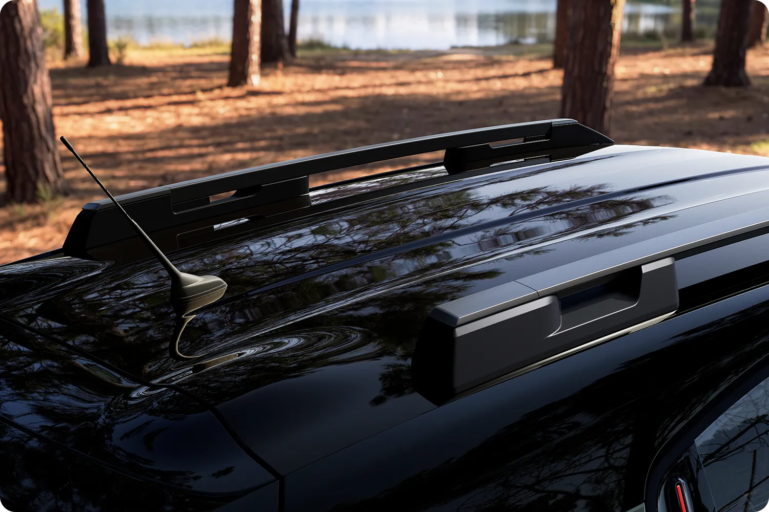 Gros plan sur les barres de toit de la Citroën C3 Outdoor, au design compact, électrique et accessible, avec une capacité de chargement innovante pour les escapades en plein air.