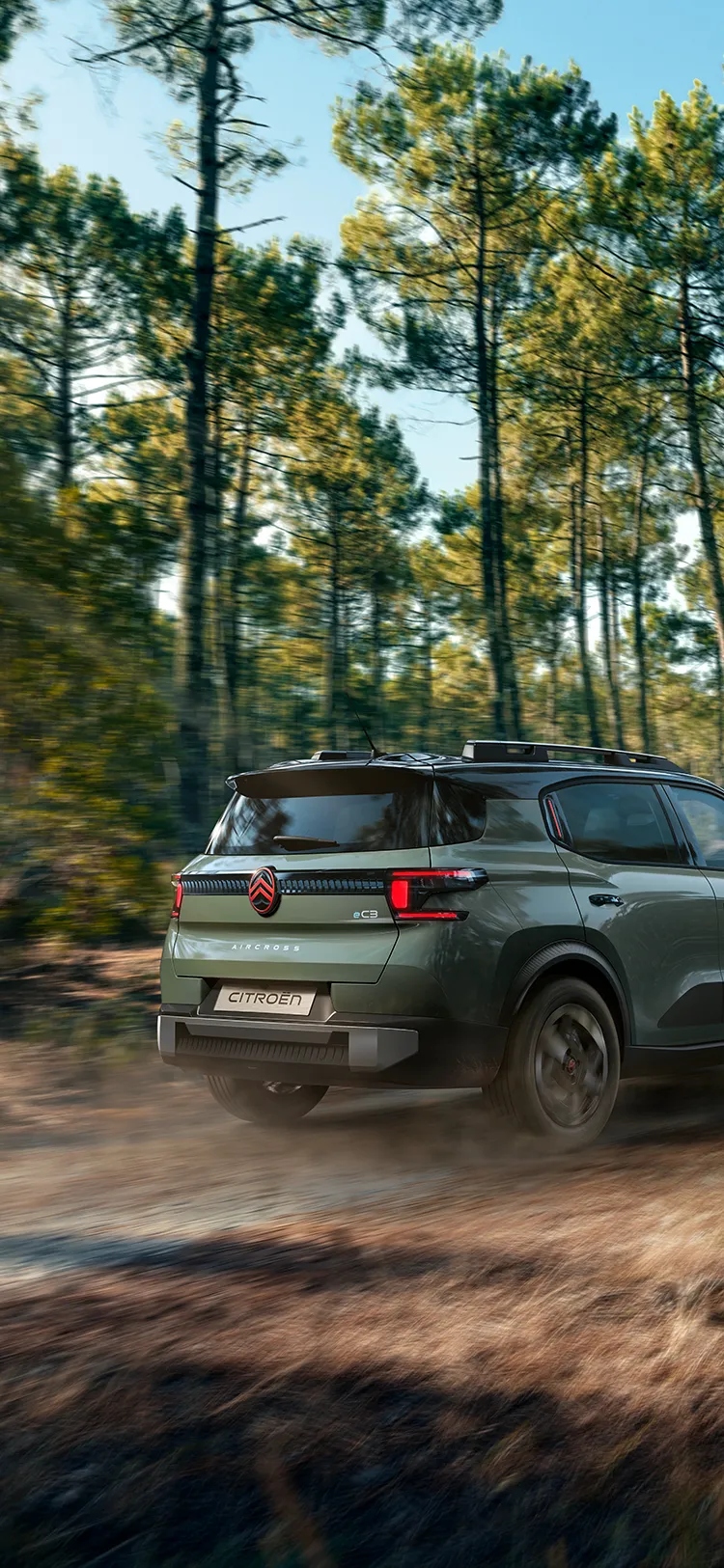 Vue arrière trois quarts de la Citroën C3 Aircross Outdoor, SUV robuste, polyvalent et confortable, au caractère innovant pour les escapades.