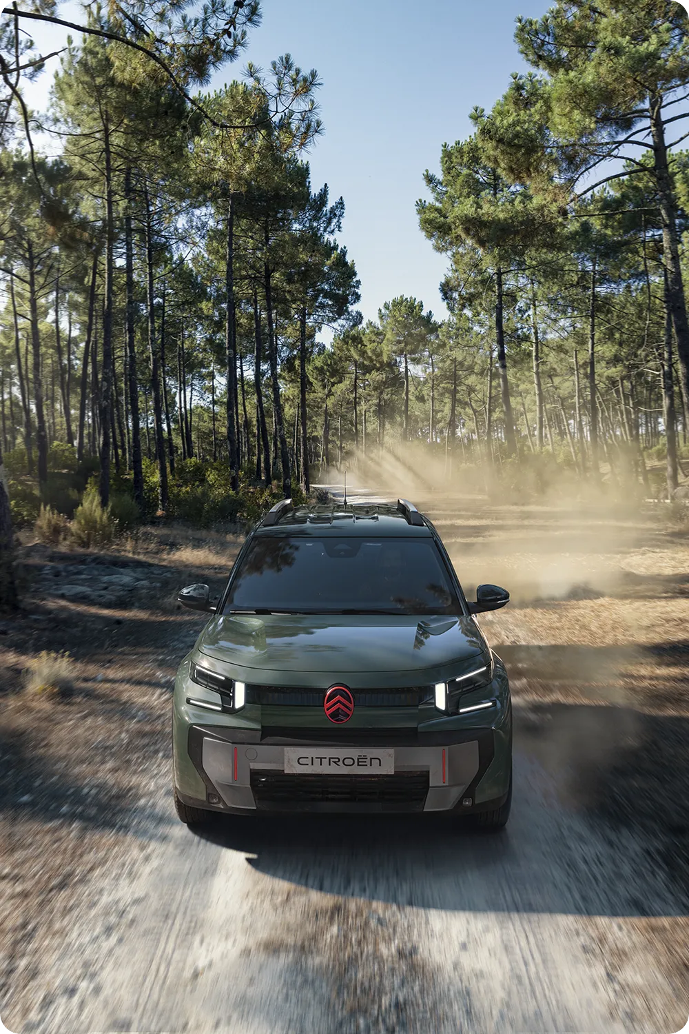 Vue aérienne avant de la Citroën C3 Aircross, SUV robuste, polyvalent et confortable, doté de capacités innovantes pour les aventures en plein air.