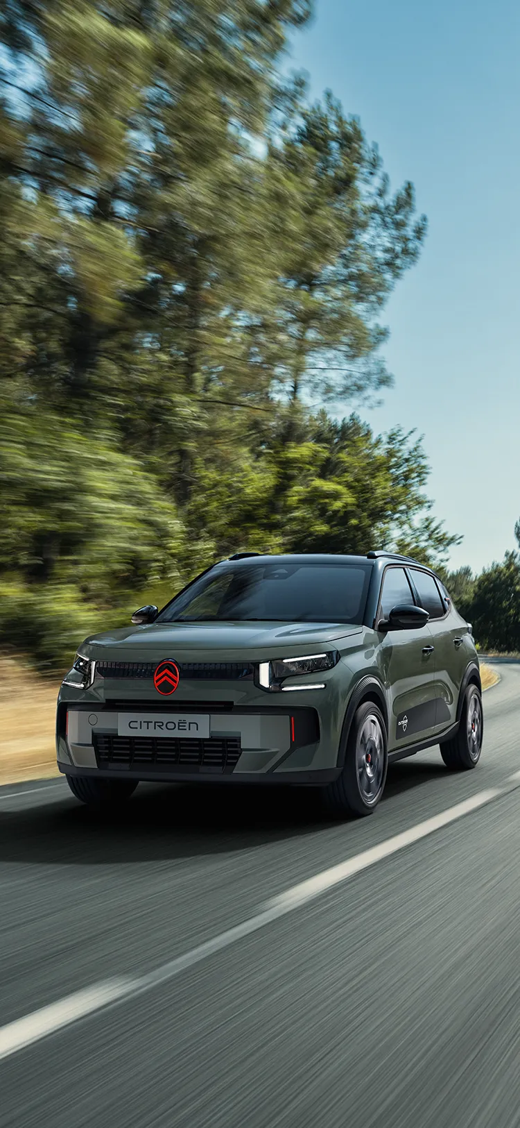 Vue avant trois quarts de la Citroën C3 Outdoor, berline robuste, polyvalente et confortable à l’allure crossover, avec un style innovant pour les escapades en plein air.