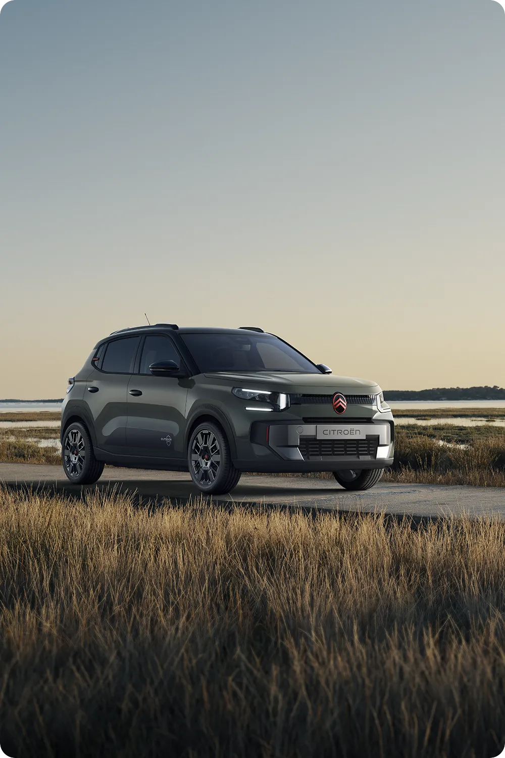 Vue avant trois quarts de la Citroën C3 Outdoor, crossover robuste, polyvalent et confortable, au style innovant pour les trajets côtiers.