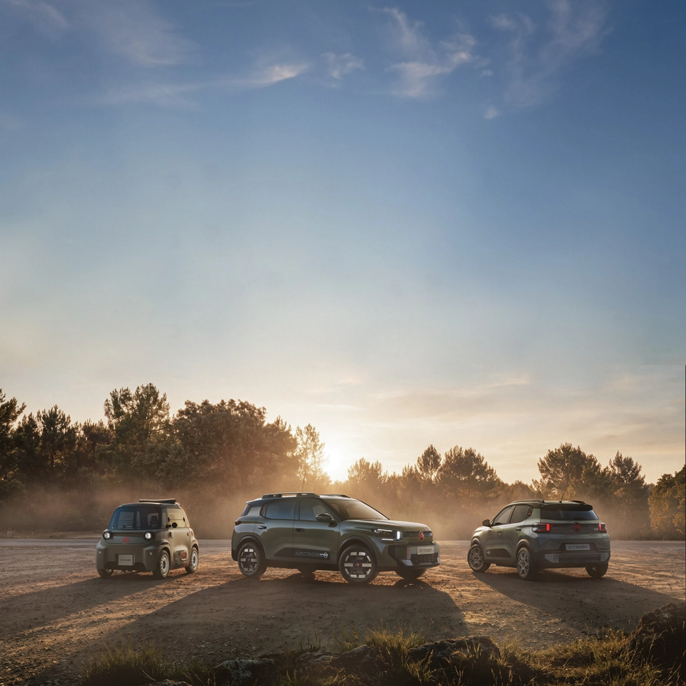 Vue trois quarts de la gamme Citroën, spacieuse, polyvalente et confortable, au style outdoor innovant : C3 Outdoor, C3 Aircross Outdoor et ami Outdoor.