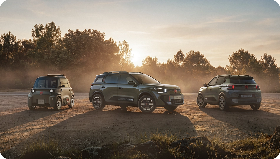 Vue trois quarts de la gamme Citroën Outdoor : ë-C3 Outdoor, ë-C3 Aircross Outdoor et ami Outdoor. Des modèles spacieux, polyvalents et confortables au style outdoor affirmé, illustrant la complémentarité de la gamme dans un environnement de plein air.