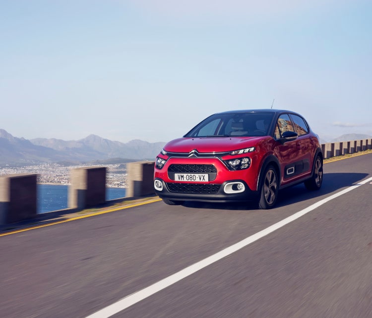Novo Citroën C3 Spring Blue em uma parada